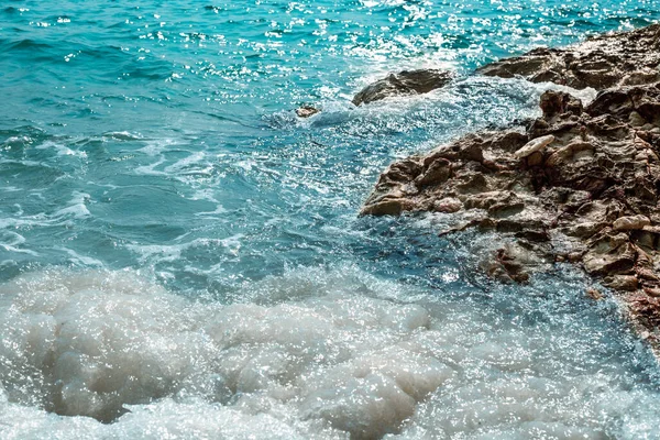 Mer Bleue Avec Mousse Des Vagues Rivage Rocheux — Photo