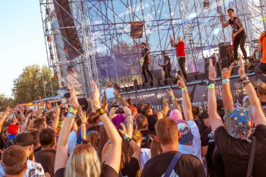 Krasnodar Territory, Rusya - 08.02.2019: Rock Bike sokak müzik festivalindeki gençler ellerini kaldırdı ve dans ettiler.