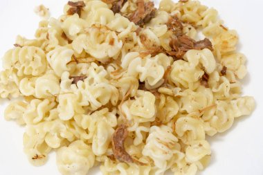 Beyaz tabakta deniz makarnası, doyurucu bir öğle yemeği.