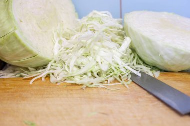 Tahtaya yakın doğranmış taze lahana. Bıçağın yanında, fotokopi alanı var.