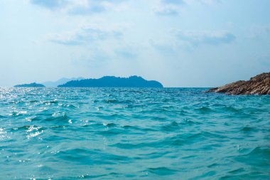Tropik bir ülkede pırıl pırıl, berrak bir deniz. Boş zaman ve deniz yolculuğu.