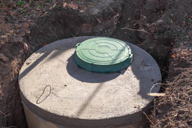 Özel bir köy evi için kapağı olan beton halkalardan yapılmış foseptik deposu. Atık su ve lağım drenajı.
