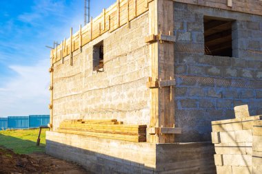 Cüruf briketlerinden bir ev inşa etmek. Binanın ilk katı tamamlandı..