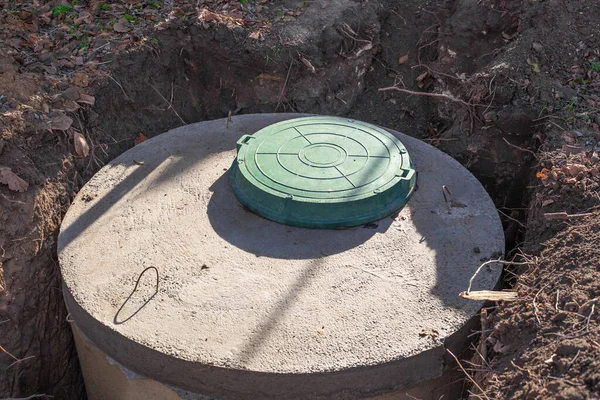 Özel bir köy evi için kapağı olan beton halkalardan yapılmış foseptik deposu. Atık su ve lağım drenajı.