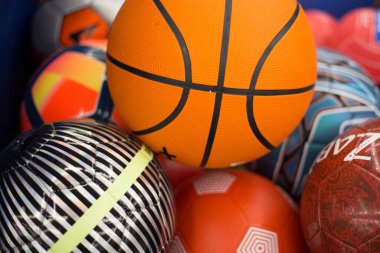 Voleybol ve futbol için çok renkli toplar, dinamik nitelikte spor oyunları.