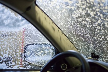 Araba yıkama, camda sabun köpüğü, yolcu bölümünden manzara.