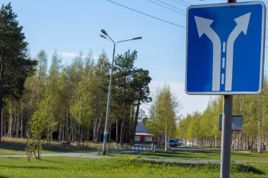 Trafik levhası, güneşli bir bahar gününde sağa sola dön.