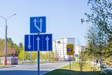 Bahar şehrinde boş bir sokakta, trafik işaretleri olan bir yolda