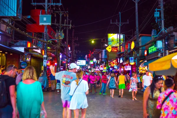 Phuket, Tayland - 12.29.2018: Bangla Yolu yaya sokağı, Tayland 'da gece hayatı