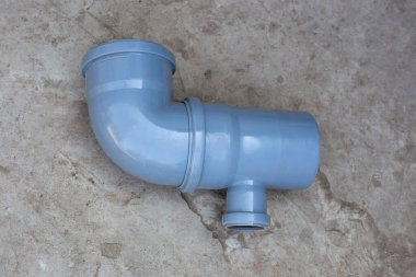 Kanalizasyon borusu döşenmiş. Plastik boru inşaatı, dal ve golf sahasının bağlantısı. Evdeki tesisat sistemi..