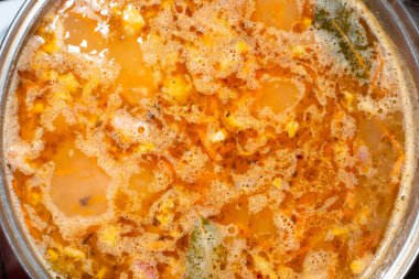 Bezelye çorbası yapıyorum. Çorba büyük bir tencerede pişiriliyor, tabağın yüzeyine yukarıdan yakın çekim. Ev hayatının gerçekliği.