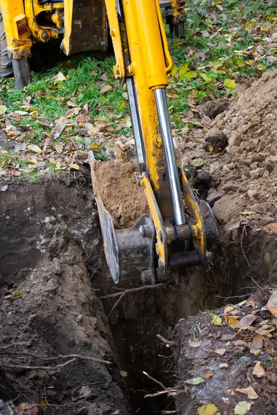 Der Bagger Schaufelt Mit Einer Schaufel Erde Mit Lehm Aus — Stockfoto