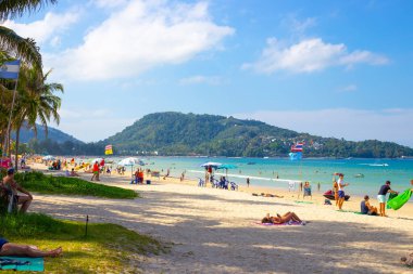 Phuket, Tayland-29.12.2018: Turistlerin dinlendiği güneşli bir günde Patong Sahili. Salgının başlangıcından önceki günlerde boş zaman ve tatiller. Kapalı ada.