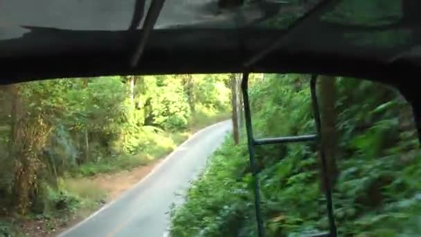 Widok z samochodu Tuk-tuk z otwartym vanem w Tajlandii na pustej drodze w dżungli ze stromymi zjeżdżalniami i stokami na wyspie Koh Chang — Wideo stockowe