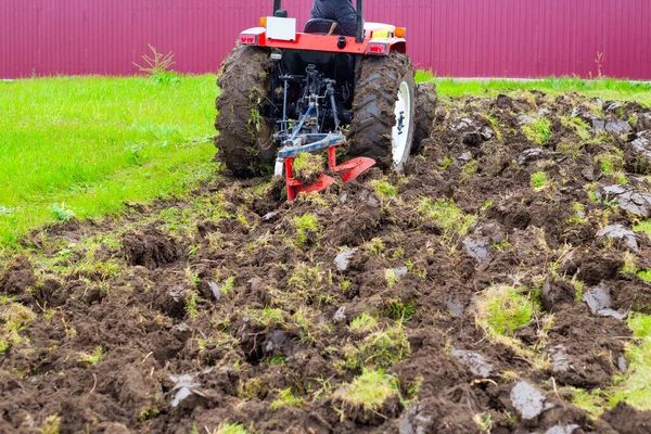 Ein Traktor Mit Pflug Pflügt Frühjahr Ein Landwirtschaftliches Feld Kartoffeln — Stockfoto