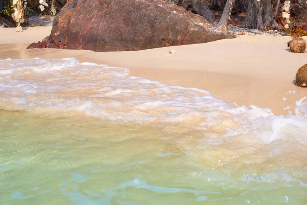 Costa Arenosa Mar Vista Água Uma Onda Azul Corre Sobre — Fotografia de Stock