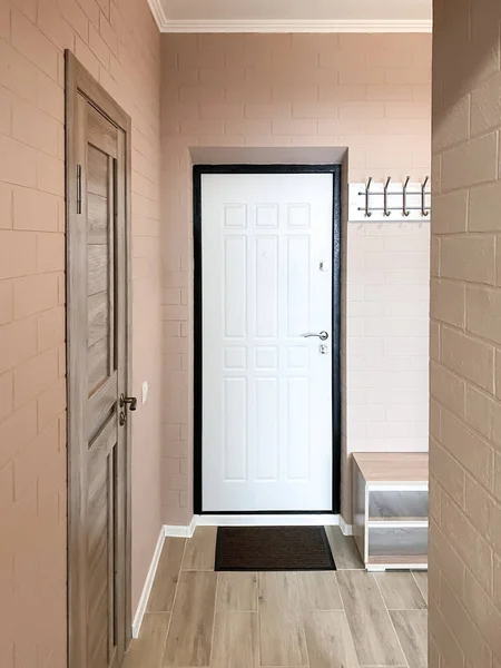 Design Corredor Pequeno Apartamento Com Paredes Bege Textura Tijolo Porta — Fotografia de Stock
