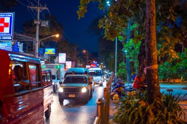 Phuket, Tayland-12.29.2018: ulaşım geceleri yol boyunca, Patong 'da işlek cadde