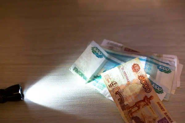 Papier Monnaie Russe Allumé Par Lumière Une Lanterne Concept Économie — Photo