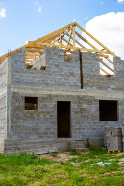 Özel ev inşaatı. Cüruf briketlerinden yapılmış iki katlı bir evin çatısı..