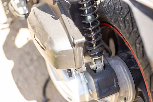 Motosikletin Arka Tarafında Metal Şok Emici Var Motosikletlerin Onarımı Bakımı — Stok fotoğraf
