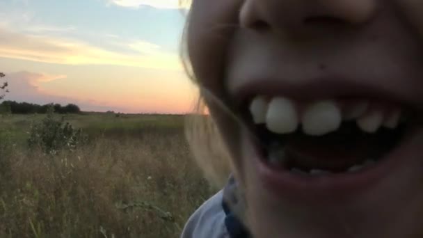 Niña juega en el campo en verano, video en cámara lenta — Vídeos de Stock