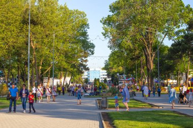 Anapa, Rusya - 05.21.2021: Seddin üzerindeki yürüyüş parkı. Turistler yürür ve eğlenir. Turist sezonunun açılışı.