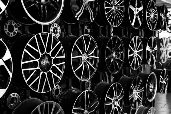 Anapa Ryssland 2021 Handla Sälja Hjul Och Aluminiumfälgar Showcase Med — Stockfoto