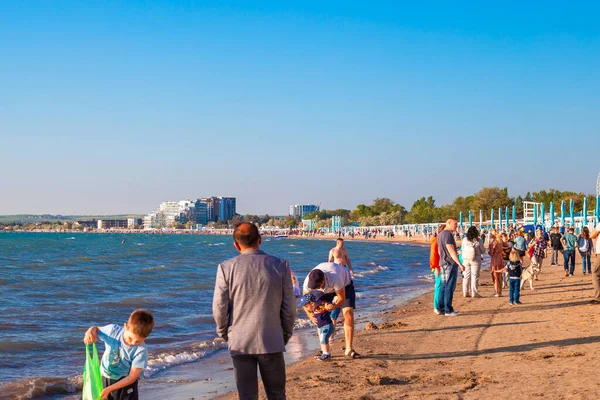 Anapa, Rusya-21.05.2021: Turistlerin dinlendiği şehir plajı. Yaz mevsiminin başlangıcı.
