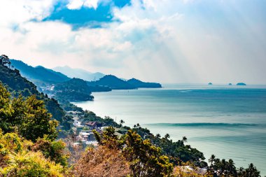 Tropikal deniz manzarası ile dağların kesişmesi. Asya 'da tatiller Tayland' da bir adada. Seyahat ve turizm