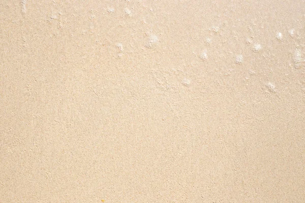 Areia branca molhada com gotas e bolhas de espuma do mar. Textura, padrão. Viagem marítima — Fotografia de Stock