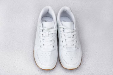 Hafif arka planda beyaz spor ayakkabılar. Spor ayakkabıları, giymesi rahat..