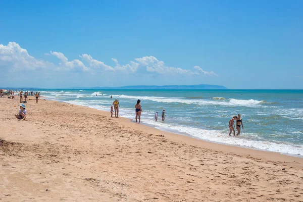 Anapa Rusia 2021 Vacaciones Playa Vacacionistas Madres Con Niños Orilla —  Fotos de Stock