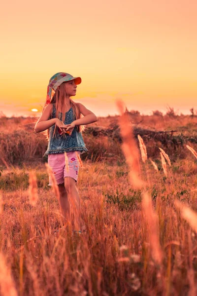 Ein Kleines Mädchen Geht Bei Sonnenuntergang Über Das Feld Sommerurlaub — Stockfoto