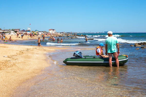 Crimea Ucrania 2019 Costa Del Mar Negro Con Muchos Turistas —  Fotos de Stock