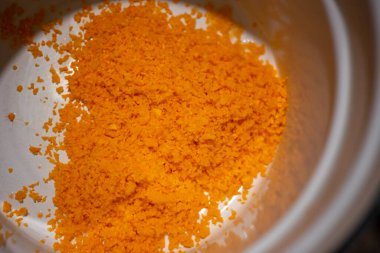 Sebze doğrayıcısında doğranmış havuç. Kabak konservesi havyarı..