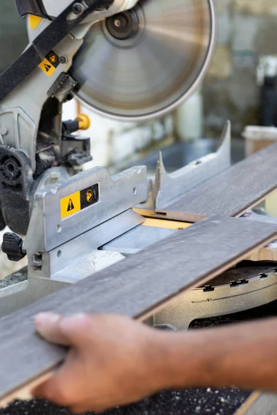 Ein Handwerker Sägt Einer Kreissäge Ein Holzbrett Möbel Mit Professionellem — Stockfoto