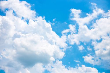 Güneşli bir günde beyaz bulutlu mavi gökyüzü. Güzel parlak arkaplan.