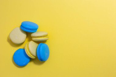 Parlak sarı zemin üzerinde makarna kurabiyeleri ve fotokopi alanı