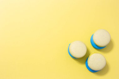 Sarı zemin üzerinde makarna kurabiyeleri ve kopyalama alanı