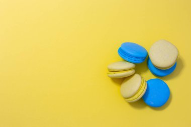 Parlak sarı zemin üzerinde makarna kurabiyeleri ve fotokopi alanı