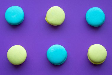 Mor parlak arka planda makarna kurabiyeleri.