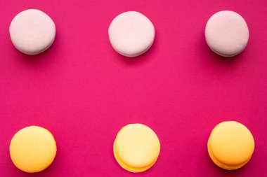 Makarna kurabiyeleri ahududu parlak arka planda çok renkli