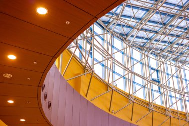 Büyük bir binanın tavanında metal yapılar var.