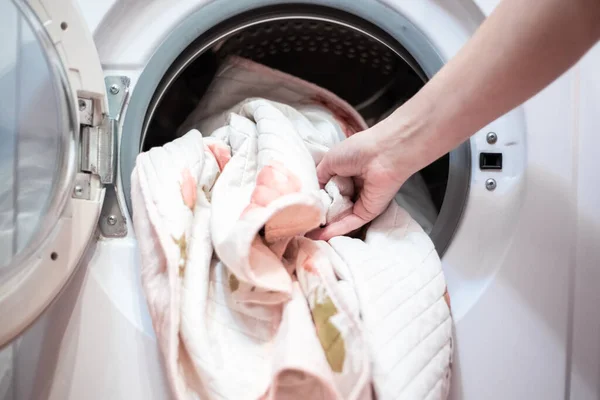Porta aberta da máquina de lavar roupa com linho — Fotografia de Stock