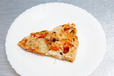 Beyaz tabakta bir dilim taze pizza.