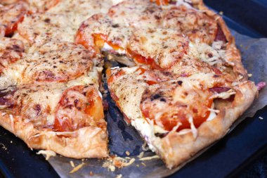 Adım adım tarif. Sosisli pizza yapmak.. 