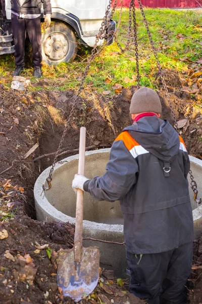 Ein Arbeiter Verlegt Einen Abwasserkanal Den Boden Ein Lader Senkt — Stockfoto