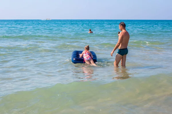 Papá Hija Paseo Marítimo Colchón Goma Vacaciones Divertidas Verano —  Fotos de Stock