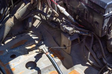 Arabanın içi kaputun altında. Otomatik parçaları oluşturan kablolar, hortumlar, seçici odaklanma.